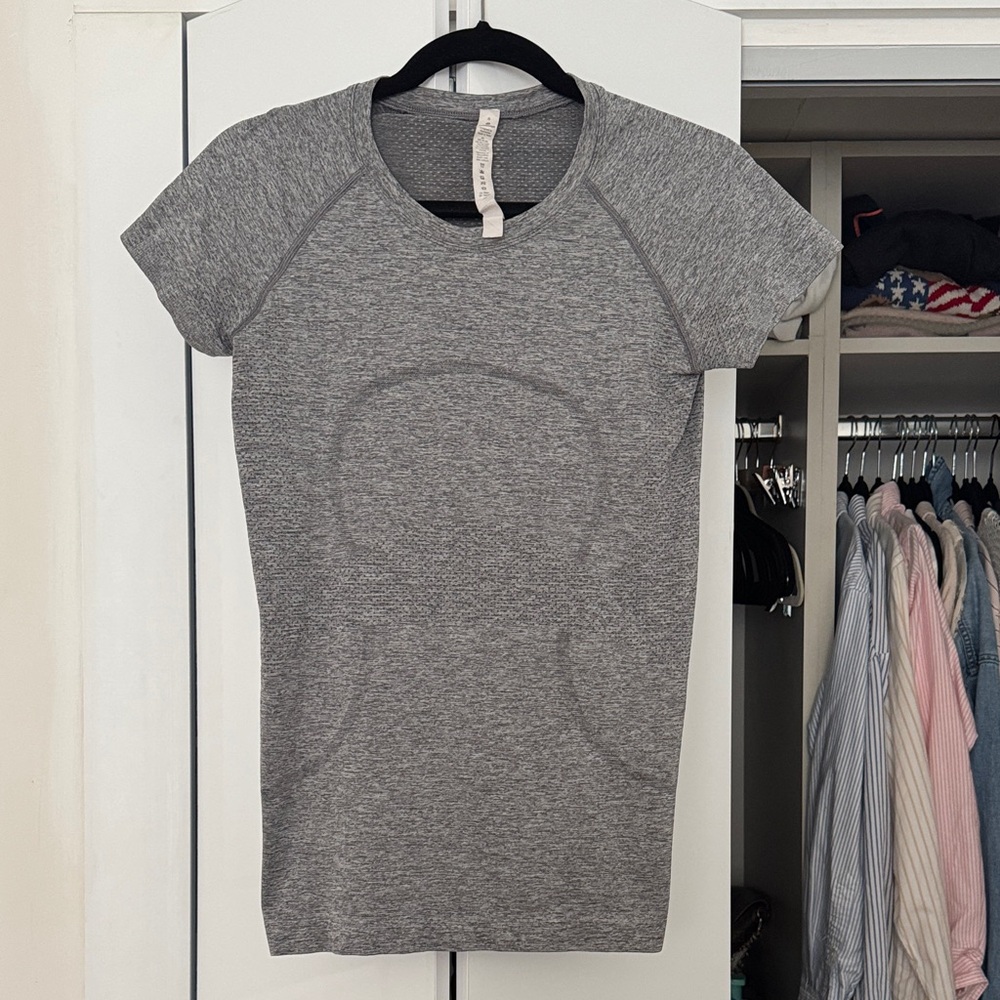 Lululemon Athletica Gray Short Sleeve Tee Swiftly Tech size 6